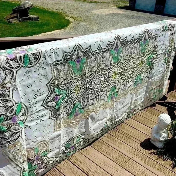 Gorgeous Scottish tablecloth. 68 x 108 oval. - Picture 2 of 6